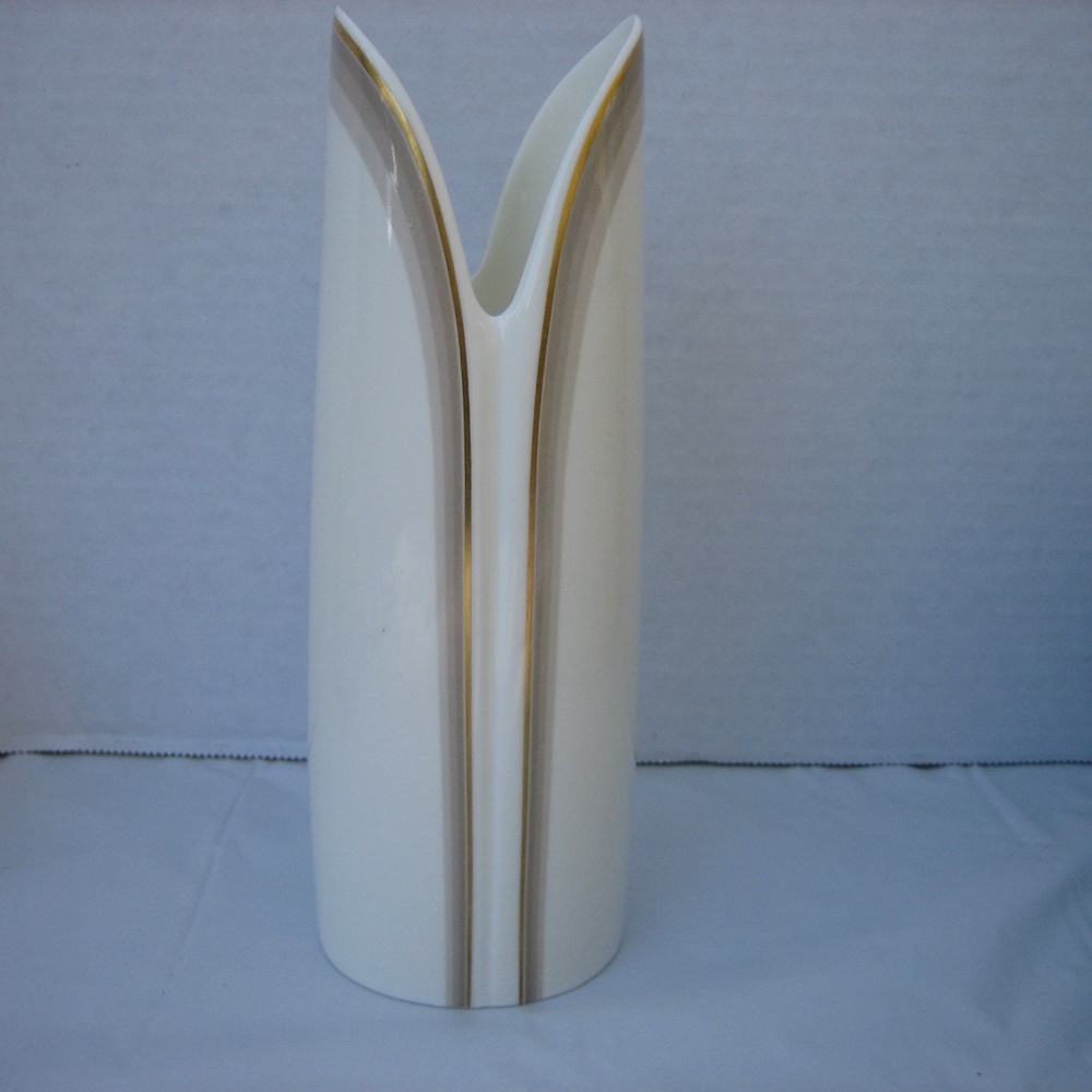Vintage G. Gulotta ROYAL DOULTON 1982 Bud Vase